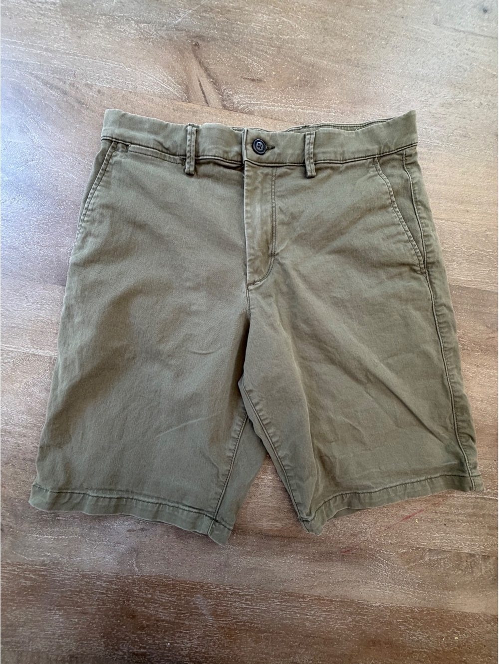 GAP Essential Khaki 10" Shorts in Size 29 Classic Fit